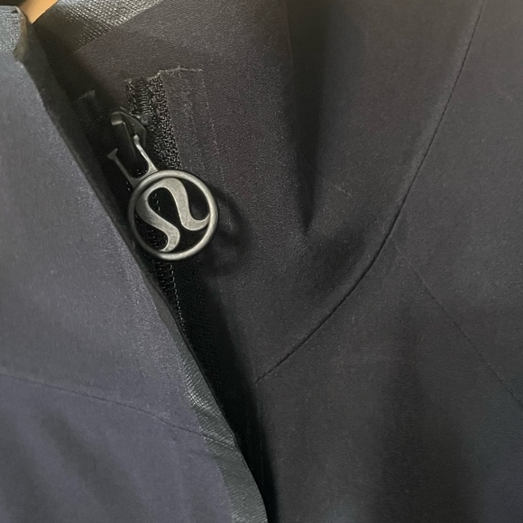 Lululemon Softshell Jacket – High Collar, Water-Resistant, Technical Stretch 8 - Picture 4 of 8